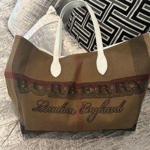 Burberry beach tote